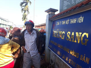 Nghe tin vỡ nợ, người dân vây công ty đòi cà phê ký gửi hàng tỷ đồng