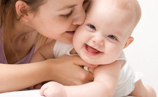 Tổ chức Y tế thế giới phát động chiến dịch “Cái ôm đầu tiên” nhằm cứu trẻ sơ sinh tại Việt Nam: Duy trì tiếp xúc da-kề-da