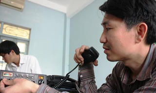 Trao tặng 12 bộ đàm cho ngư dân