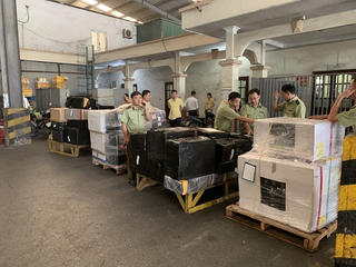 Hàng lậu… đi máy bay