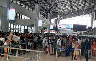 Nữ hành khách mang hành lý quá cân, cắn nhân viên hàng không