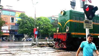 Cố tình vượt đường sắt, một người bị tàu hỏa đâm tử vong