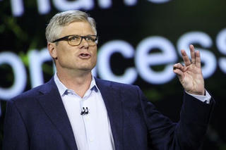 Đạt thỏa thuận 'đình chiến' với Apple, sếp Qualcomm được thưởng lớn