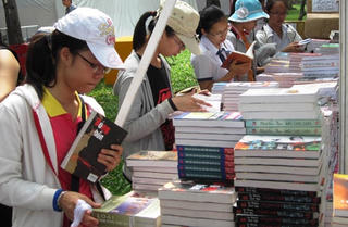 Tặng 35.000 cuốn sách cho học sinh ngoại thành TP HCM