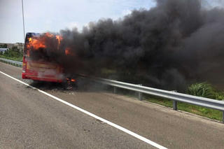 Xe buýt bốc cháy dữ dội tại Kazakhstan, 52 người thiệt mạng