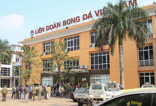 Người hâm mộ quây kín trụ sở VFF vì không thể mua vé trận Việt Nam-Philippines