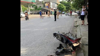 Xe máy gãy đôi sau va chạm, 1 người tử vong