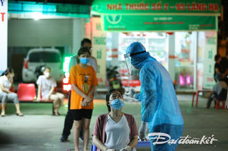 [ẢNH] Hà Nội: Khẩn trương lấy mẫu xét nghiệm khu vực nhà thuốc Đức Tâm