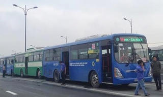 Ba xe buýt tông liên hoàn, hàng trăm hành khách hoảng hồn