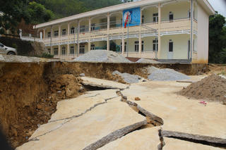 Trường chờ sập trước mùa mưa bão