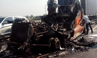 Xe container cháy dữ dội trên cao tốc Long Thành - Dầu Giây