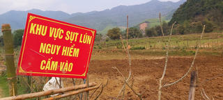 Nghệ An: Xuất hiện nhiều hố tử thần trên đồng ruộng