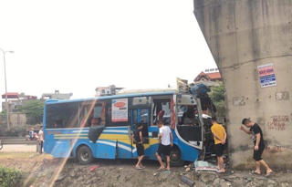 Xe khách lao vào chân cầu vượt, 12 người bị thương