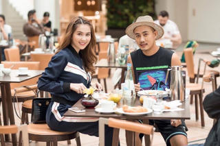 Ngọc Trinh bất ngờ 'kín đáo' trong trang phục của bạn thân