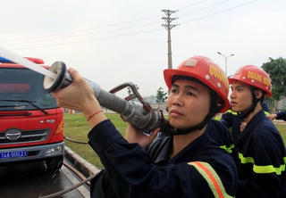 Cận cảnh nỗ lực chữa cháy nhà máy sản xuất sợi ở Quảng Ninh