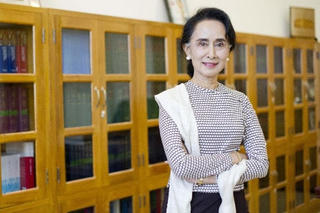 Bà San Suu Kyi làm Ngoại trưởng Myanmar