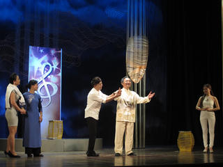 Dưới ánh đèn