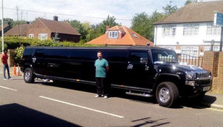 Thuê siêu xe Limousine chở… người di cư