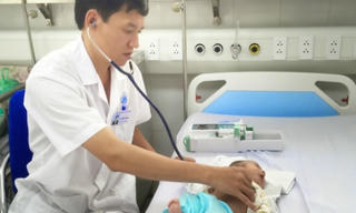 Bệnh nhi 2 tháng tuổi phải phẫu thuật cắt gan cấp cứu