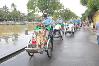 Quảng Nam: Đoàn khách quốc tế đầu tiên tham quan phố cổ Hội An 