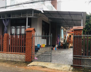 Bé gái 10 tuổi bị đâm để cướp vàng đã tử vong