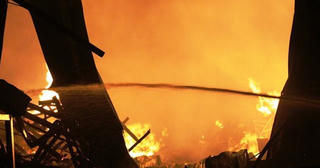 Lửa thiêu rụi nhà xưởng công ty may lớn ở Bình Định