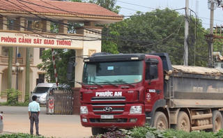 Xe chở đất náo loạn đường phố Vĩnh Yên