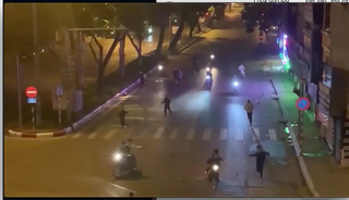 Nhóm thanh niên vác hung khí truy đuổi nhau gây náo loạn đường phố 