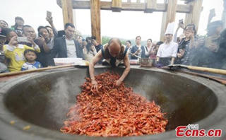 'Dị nhân' xào tôm hùm trong chảo khổng lồ bằng tay trần