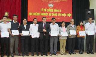 Bế giảng lớp bồi dưỡng cán bộ Mặt trận khóa 2