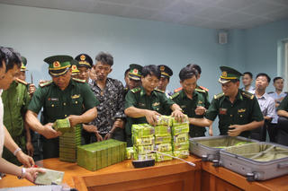 Bắt 3 người Lào vận chuyển 25 kg ma túy đá và 52 bánh heroin