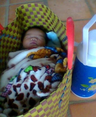 Bé gái 5 ngày tuổi bị bỏ rơi tại cổng chùa