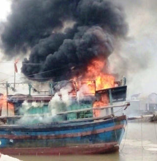 Nghệ An: Tàu cá cháy dữ dội