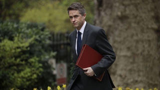 Bộ trưởng Quốc phòng Anh mất chức vì rò rỉ thông tin về Huawei