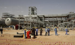 Saudi Arabia chao đảo vì giá dầu sụt giảm