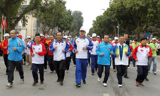 Chủ tịch Nguyễn Thiện Nhân dự ngày chạy Olympic