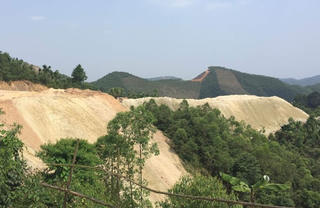 Khai thác khoáng sản, núi đồi tan hoang