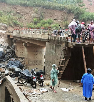 [VIDEO] Rùng mình cảnh người dân vượt dòng nước chảy xiết ở xã vùng cao