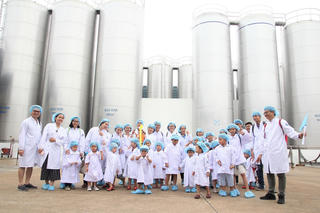 Vui hè 2018, bé cùng khám phá siêu nhà máy sữa của Vinamilk