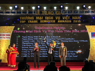 Hơn 100 doanh nghiệp, doanh nhân nhận giải thưởng Thương mại dịch vụ năm 2016
