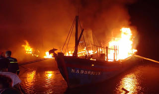 Cháy lớn tại cảng cá Lạch Quèn, Nghệ An trong đêm 