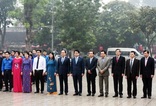 Lãnh đạo Hà Nội đặt vòng hoa tưởng niệm tại tượng đài Lê Nin