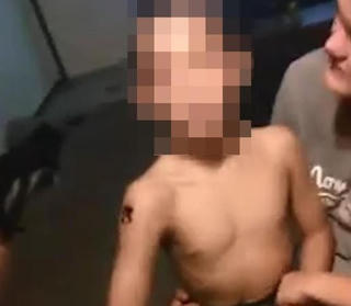 Bà mẹ cho con trai 10 tuổi xăm mình gây phẫn nộ