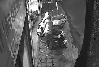 [VIDEO] 5 người phụ nữ giằng co quyết liệt với tên trộm xe SH