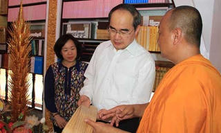 Chủ tịch Nguyễn Thiện Nhân thăm và chúc Tết Chol Chnăm Thmây