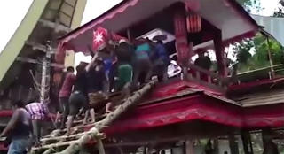 Con trai tử vong vì bị quan tài của mẹ rơi trúng đầu