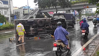 TP Hồ Chí Minh: Xe tải lật nhào trên đường Võ Văn Kiệt, ùn tắc nghiêm trọng