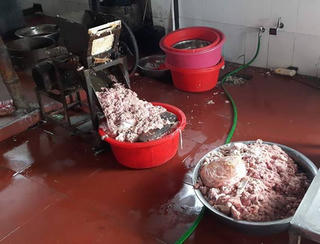 Đột kích lò mỡ bẩn, phát hiện hàng chục cân tóp mỡ bốc mùi thối