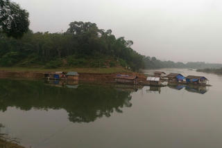 Bấp bênh cuộc sống dưới cầu Khe Thơi