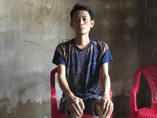 Mong đôi chân khập khiễng lành lại để đỡ đần mẹ già